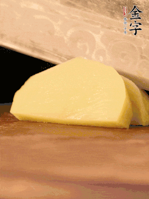 土豆去皮切丁。水開(kāi)后，放入鍋中煮2-3分鐘，撈出瀝干水分。