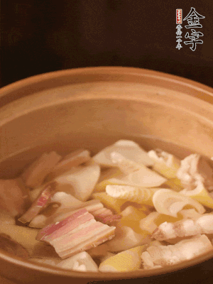 春筍、咸肉、咸肉一起入砂鍋，加姜片、料酒、清水大火煮沸到湯色變白。轉(zhuǎn)小火慢篤半小時(shí)。