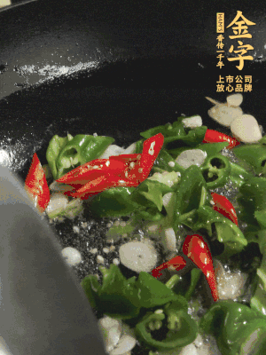 起鍋燒油，加辣椒、蒜片大火翻炒出香味。
