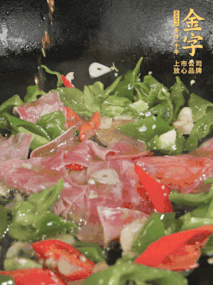 再下蒸炒火腿煸炒，加少許白糖提鮮。