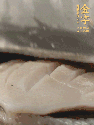 鮑魚用勺子撬出來，去掉內(nèi)臟和牙齒，加面粉、白醋、鹽、啤酒抓一下，清水洗凈，切花刀。