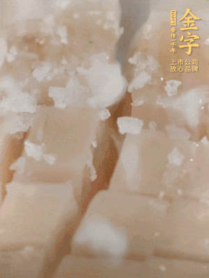 鮑魚中加點鹽、蠔油抓拌一下。