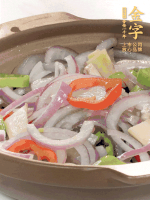 砂鍋底鋪上香菜，放上料頭，再放上焯過水的鮑魚殼。