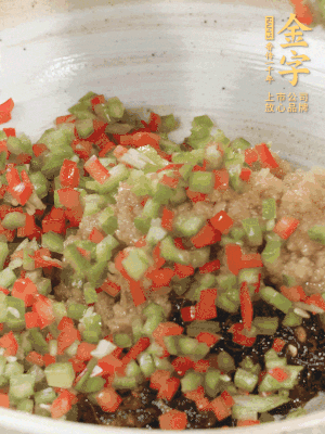 XO醬、蒜蓉醬、青紅椒粒攪拌成醬料。