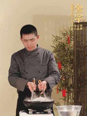 整只土雞冷水下鍋，加蔥姜、料酒焯水，撈出后用溫水清洗干凈。