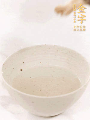 羊肚菌流水洗凈2遍后，溫水泡發(fā)15-20分鐘。
