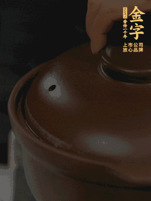 雞、火腿、姜片一起放入砂鍋中，大火轉(zhuǎn)小火燉2小時(shí)。