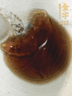 黃酒中加清水、蒸魚豉油、白砂糖混合均勻。