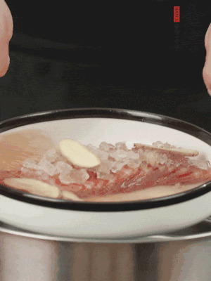 置于盤(pán)中，加冰糖100g、黃酒100g、水200g，上鍋蒸20分鐘。