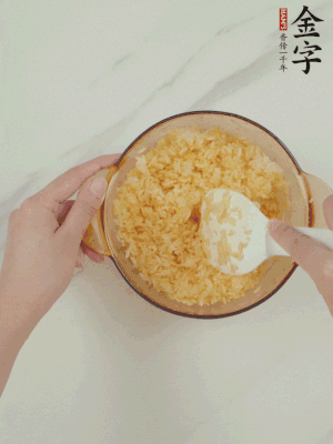 隔夜剩米飯加蛋黃攪拌均勻。