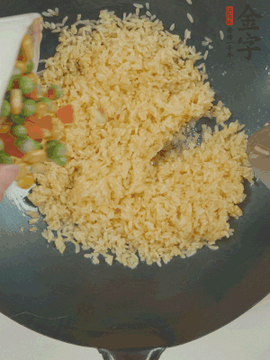 下豌豆粒、胡蘿卜粒、玉米粒。（買現(xiàn)成冷凍的雜菜即可，非常方便）