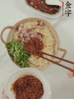 在面上鋪魷魚、香菜、金字火腿大師醬。