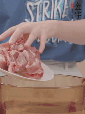 排骨剁小塊，加姜片、料酒沸水下鍋焯水。