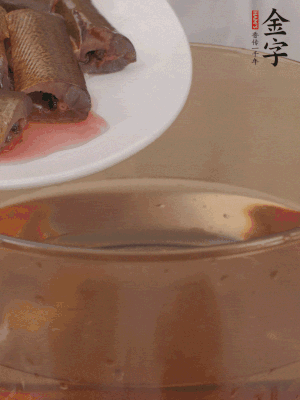 處理干凈的黃鱔段，加姜片、料酒沸水下鍋焯水。撈出用涼水沖洗干凈。