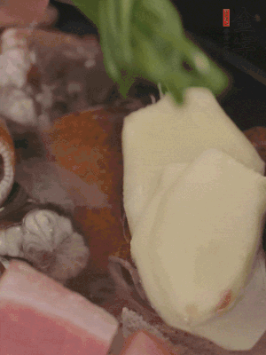 加姜片、蔥結(jié)、料酒。