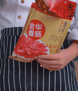 香腸切成斜片，小米辣切成斜片。