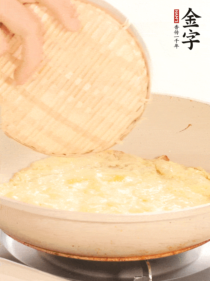 鍋內(nèi)放入少許油，油溫4成熱倒入一個(gè)雞蛋煎熟