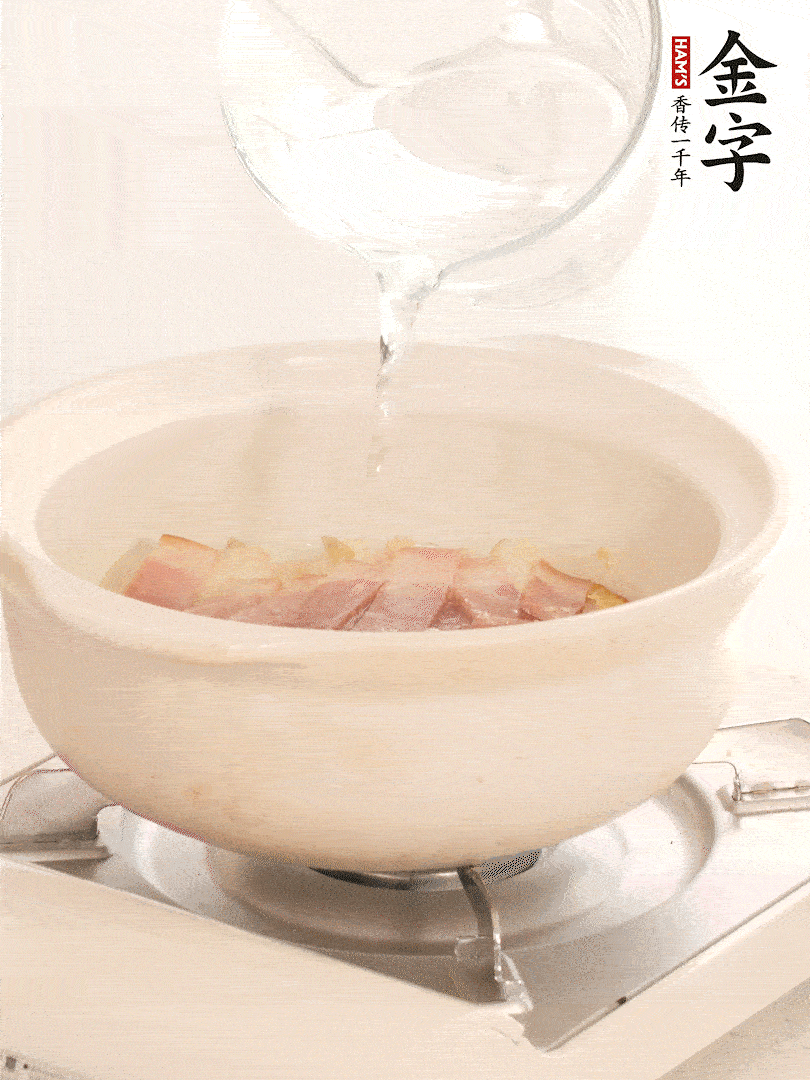 放入火腿片，加開(kāi)水，再加入豆腐