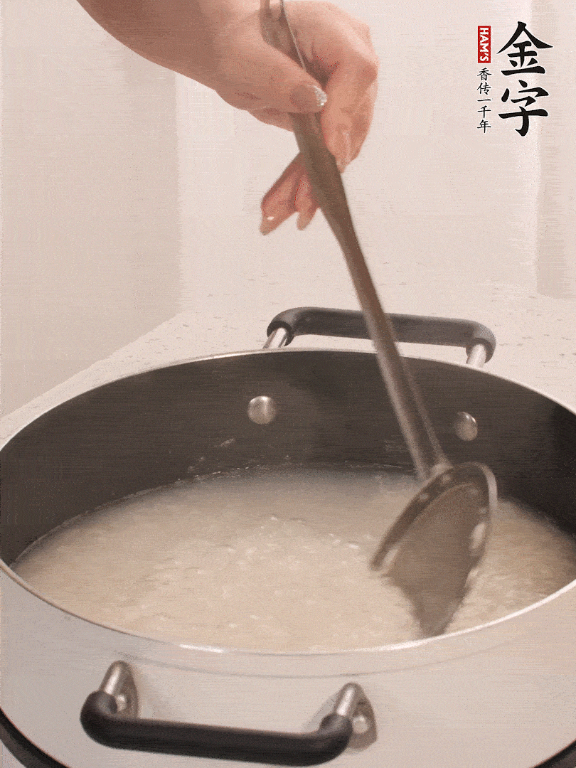 香菇、土豆、胡蘿卜、金字土香腸切小塊。