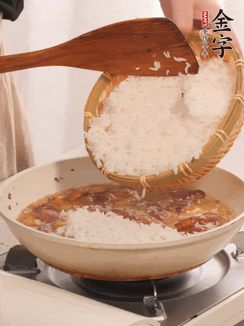 熱鍋燒油，香腸煸出油，加姜片去腥，加土豆、胡蘿卜、香菇翻炒到半熟，隨后加豆角、2小勺鹽、1大勺生抽，煸炒均勻。