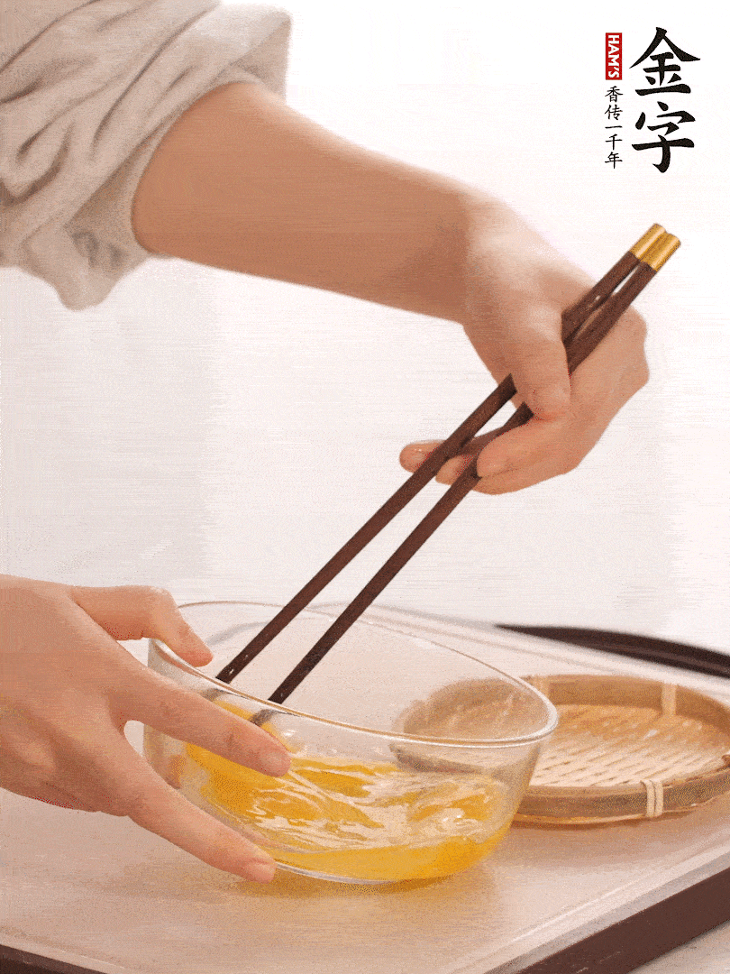 兩顆雞蛋打散。