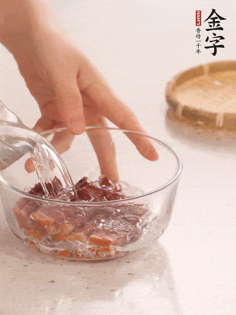 金字火腿切片，溫水泡5分鐘。