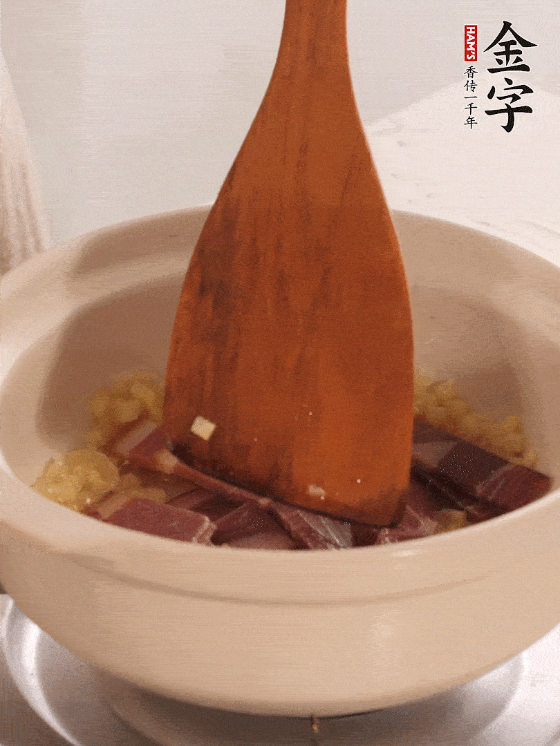 加熱水，加入白菜蓋上蓋子煨煮3分鐘。