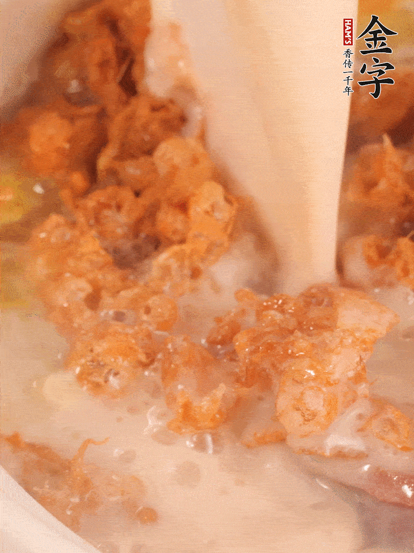 加入蛋酥再煨煮2分鐘，加入豆?jié){。
