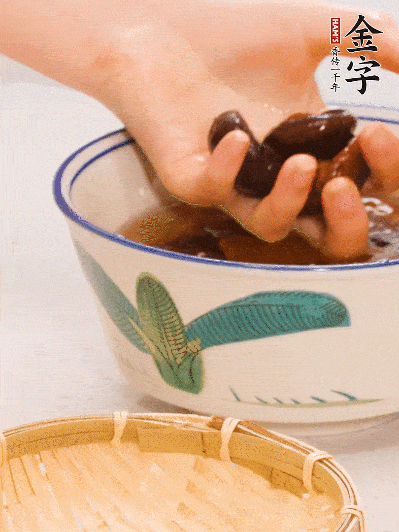 干香菇提前泡發(fā)切片，泡香菇水留著備用。