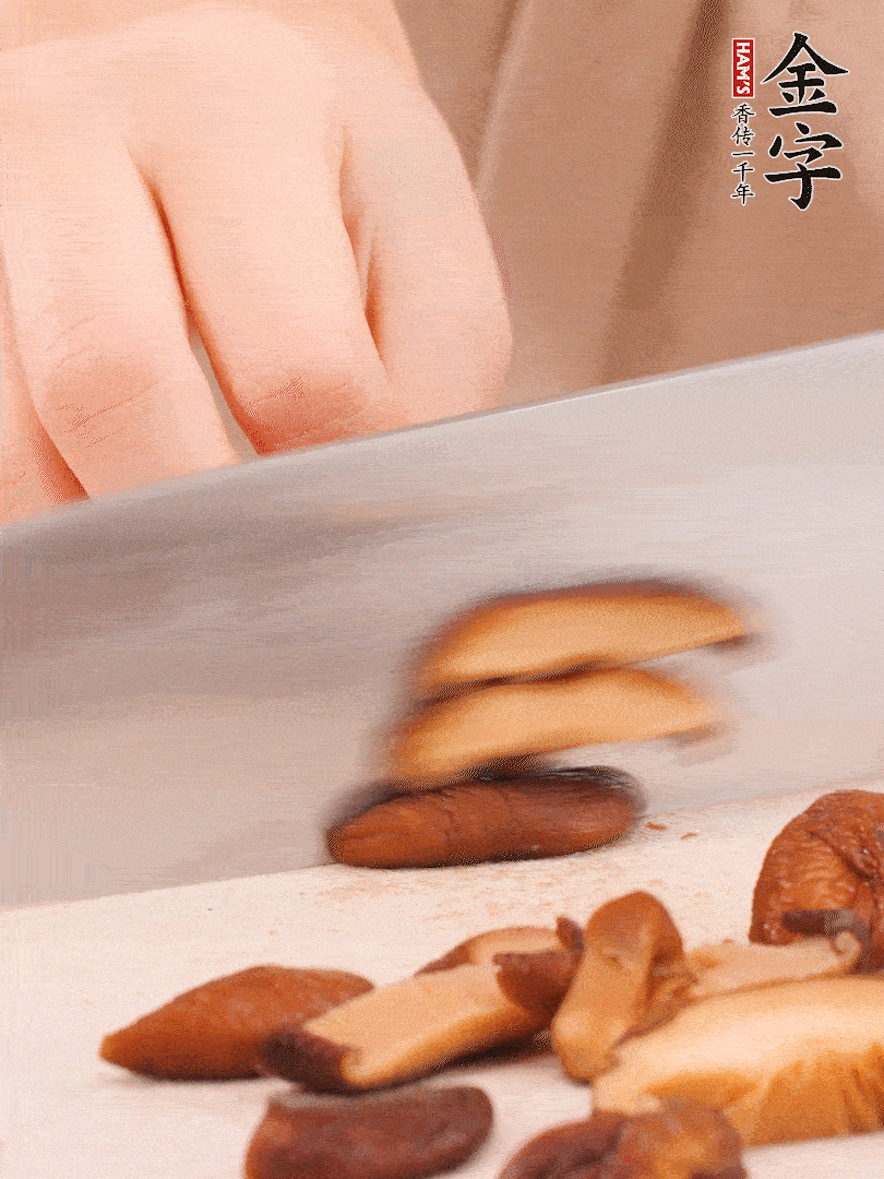 干香菇泡發(fā)，切成小塊。