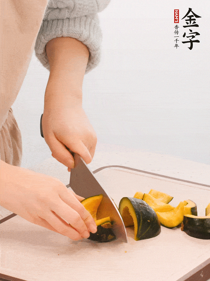 貝貝南瓜切小塊，生姜切成姜絲。