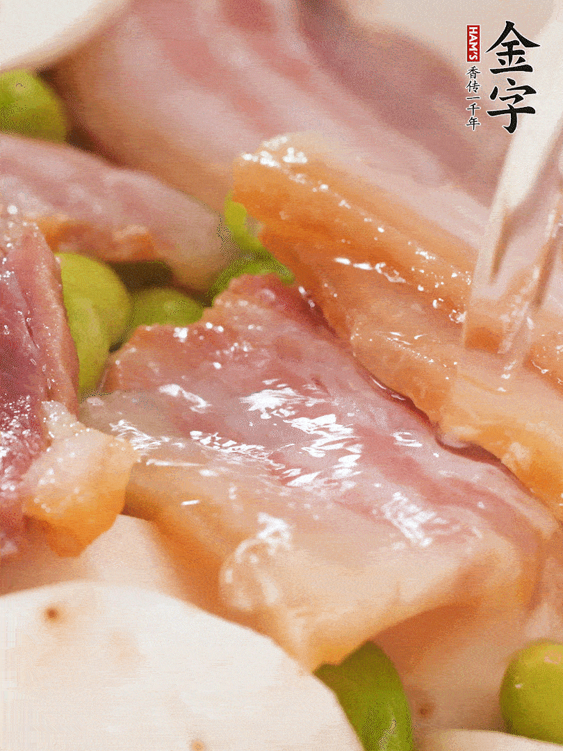 倒入芋艿、熟毛豆，翻炒均勻，加1小碗水煮開