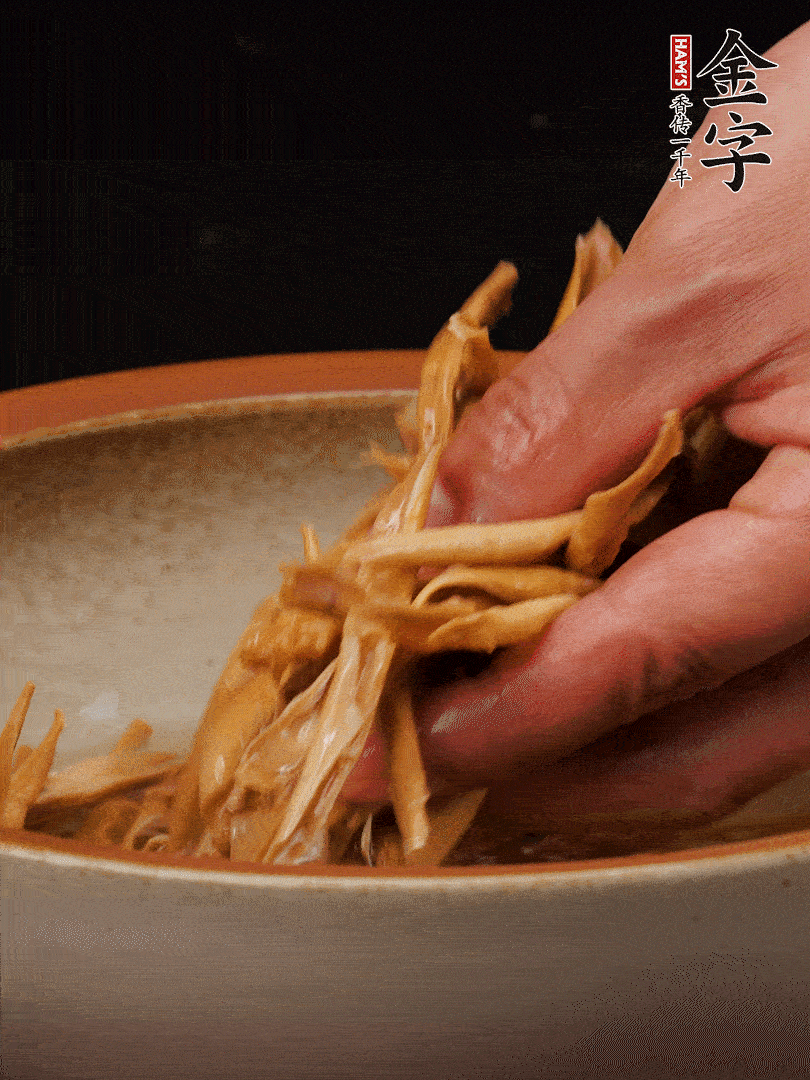 農(nóng)家土筍尖提前泡軟，用刀劃成細(xì)絲，這樣會更加入味。