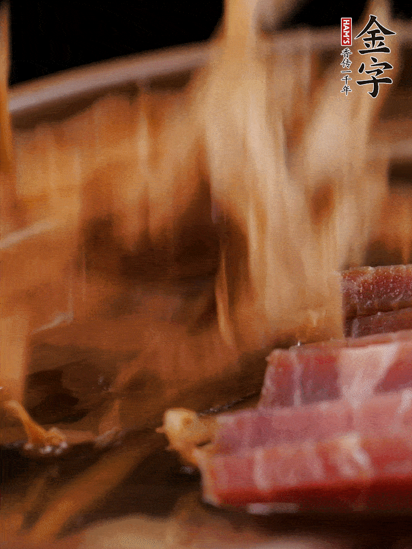 大筒骨、金字火腿、姜片、黃酒一起放入砂鍋，加筍干燉煮40分鐘。（如果家里有高壓鍋，用高壓鍋把高湯壓出來更鮮濃。）