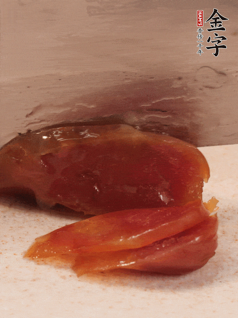 臘腸煮熟后，切薄片