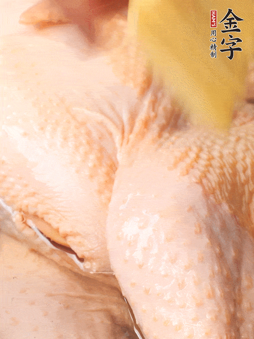 老母雞去頭去尾，斬去雞爪。冷水入鍋，加料酒、蔥姜焯水，煮出浮沫后撈出，用清水洗凈