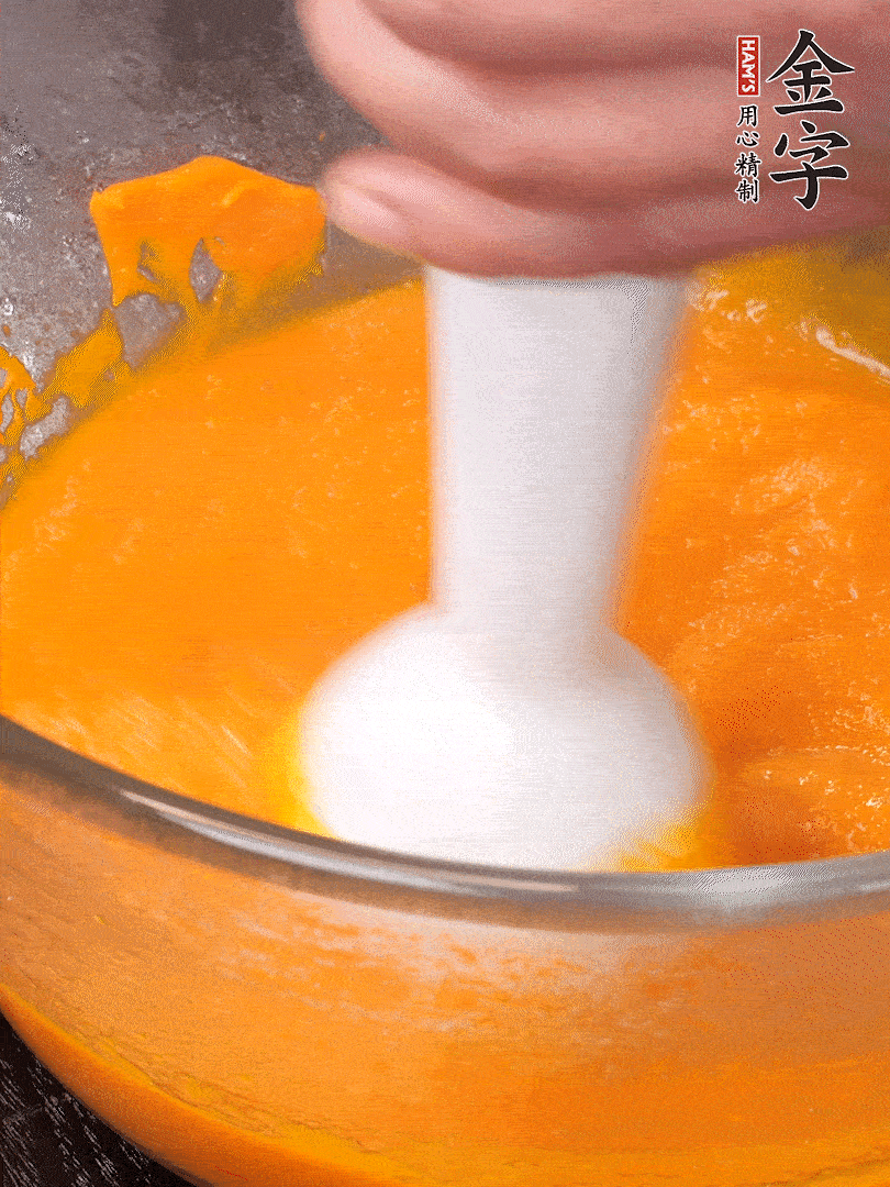300g南瓜，去皮去瓤切滾刀塊，大火蒸8分鐘，料理機(jī)打成泥，篩網(wǎng)過(guò)篩成泥