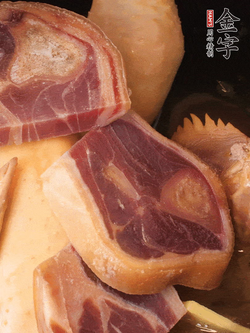 火踵、老母雞加蔥、姜、料酒、清水，大火燒開(kāi)后轉(zhuǎn)小火，燉1小時(shí)