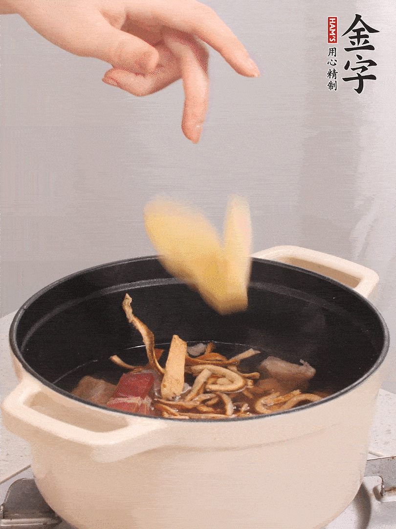 鍋中放牛腩、火腿，然后放入比食材多3倍的水；再放橘子皮、姜片、白胡椒粒燉煮90分鐘