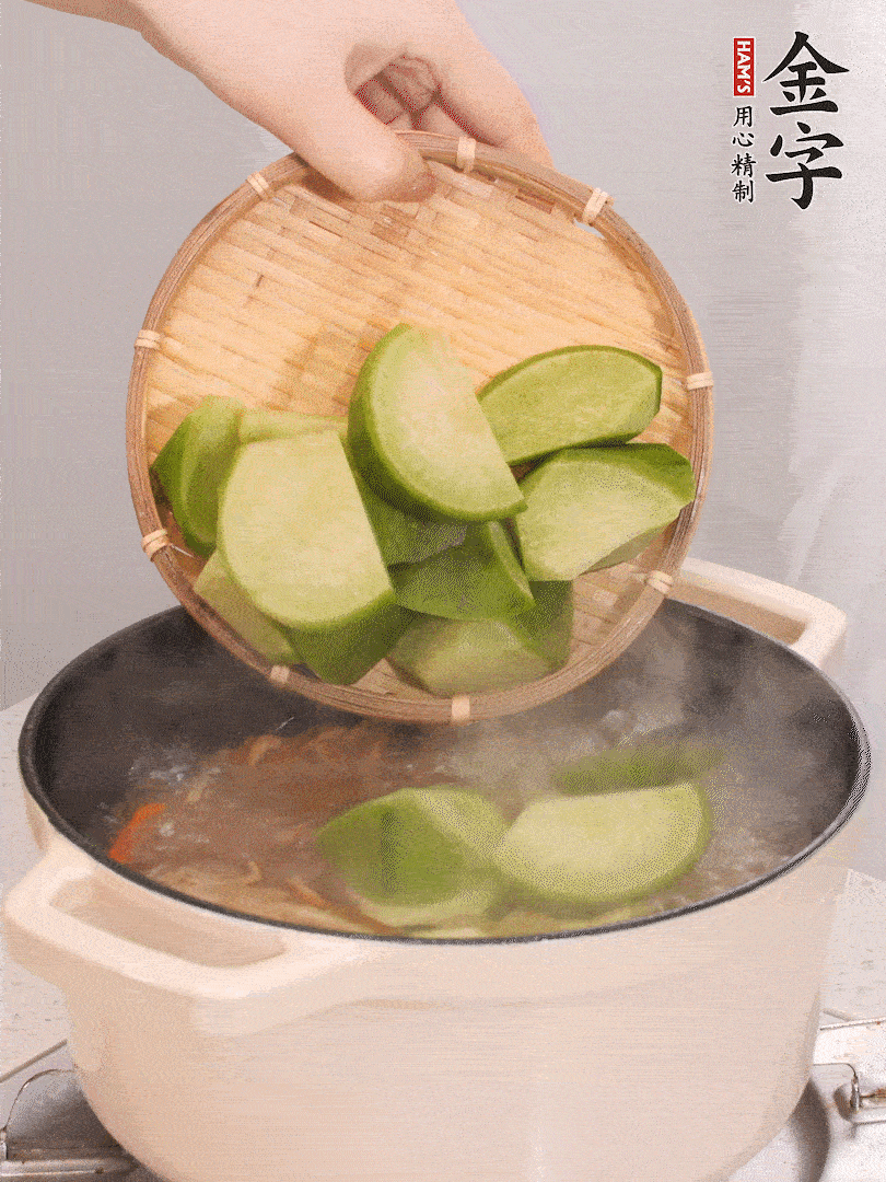 加入青、紅蘿卜再煲半小時(shí)。