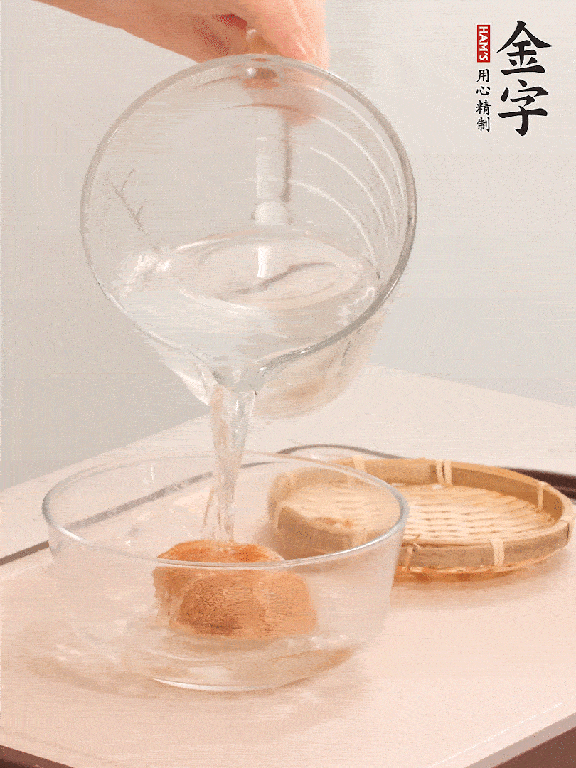 猴頭菇至少泡發(fā)半小時，將浸泡后的黃水?dāng)D干；