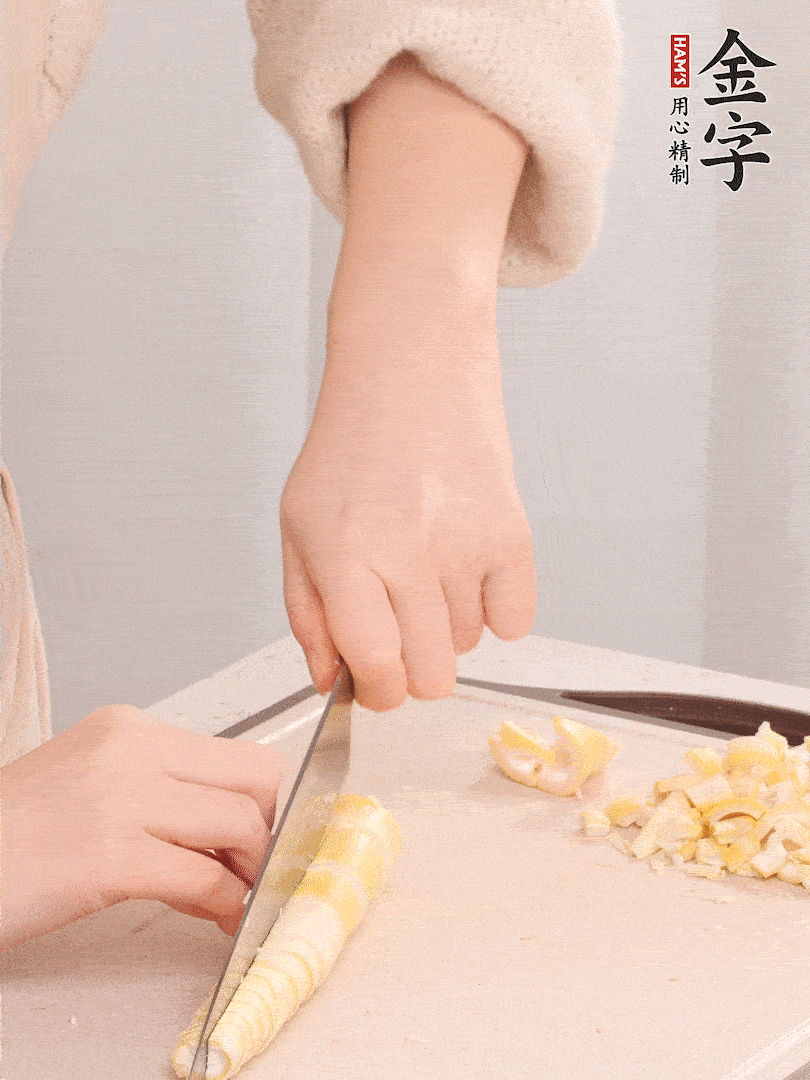 春筍去皮切小塊，焯水2分鐘左右