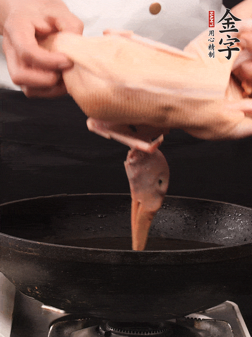 處理干凈的老鴨1只，黃酒小半碗，姜幾片，一起放入冷水，煮沸焯水3分鐘，去除血沫
