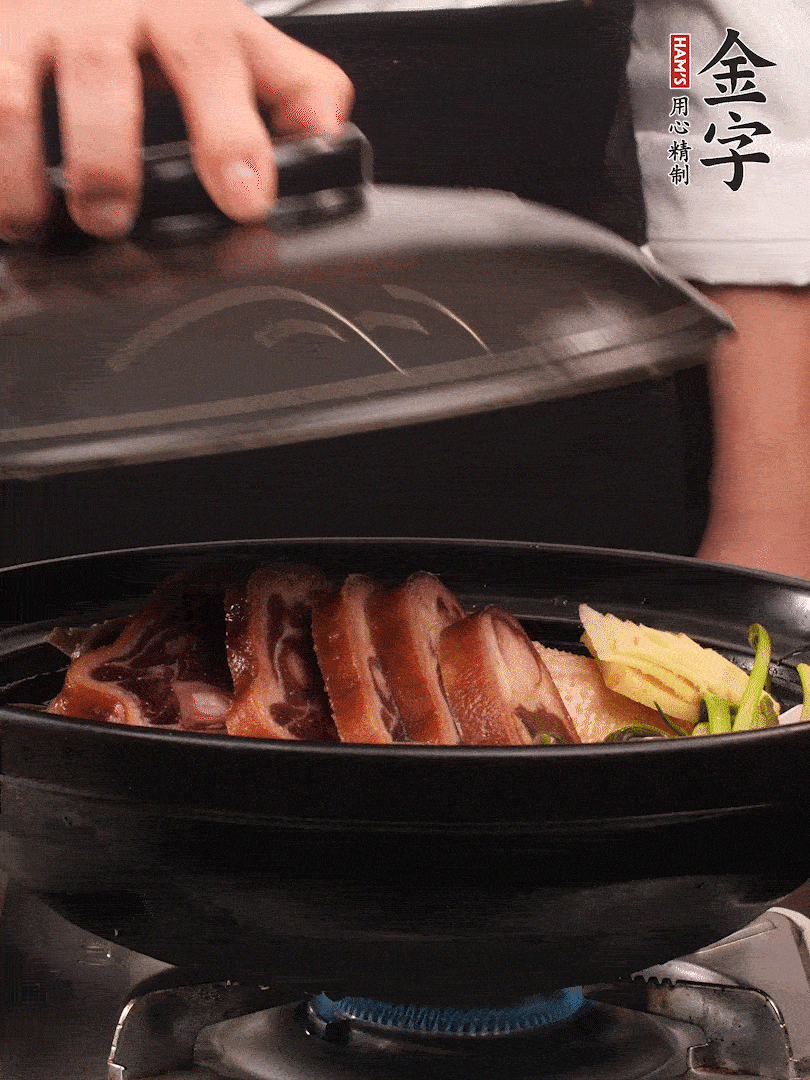 砂鍋蓋蓋子密封，大火燒開后轉(zhuǎn)小火，燜煮2小時