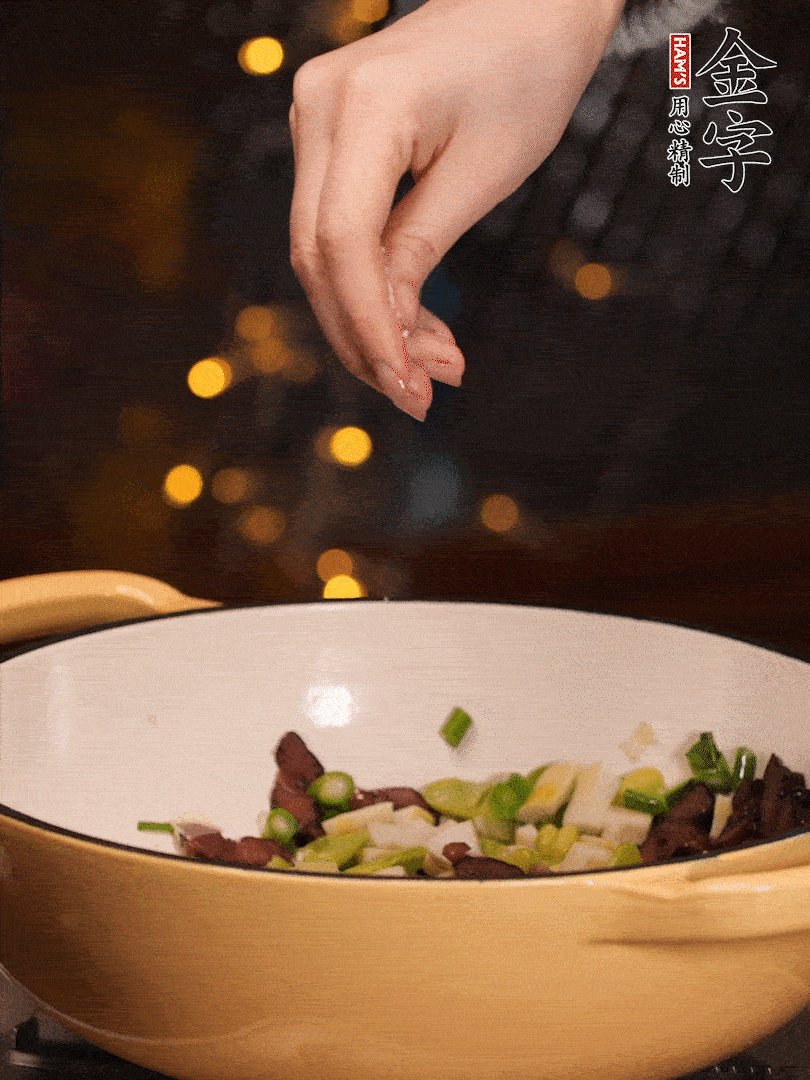 可以加點(diǎn)點(diǎn)水，再加菜苔，加點(diǎn)鹽、味精調(diào)味