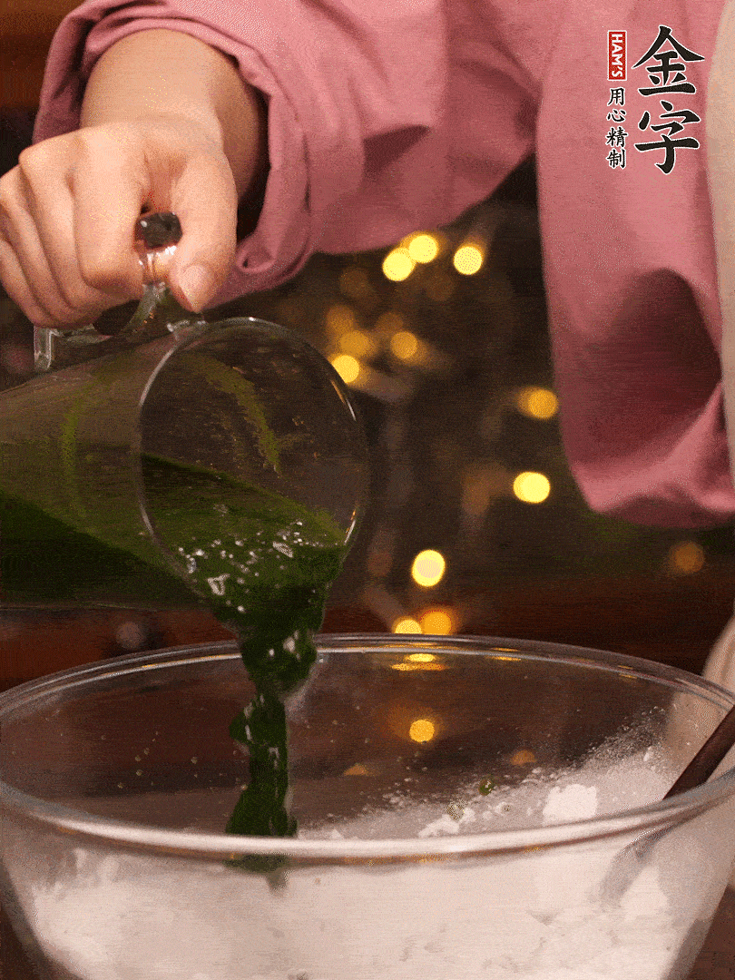 清明粿粉，分次加艾草泥，加點(diǎn)油揉2分鐘