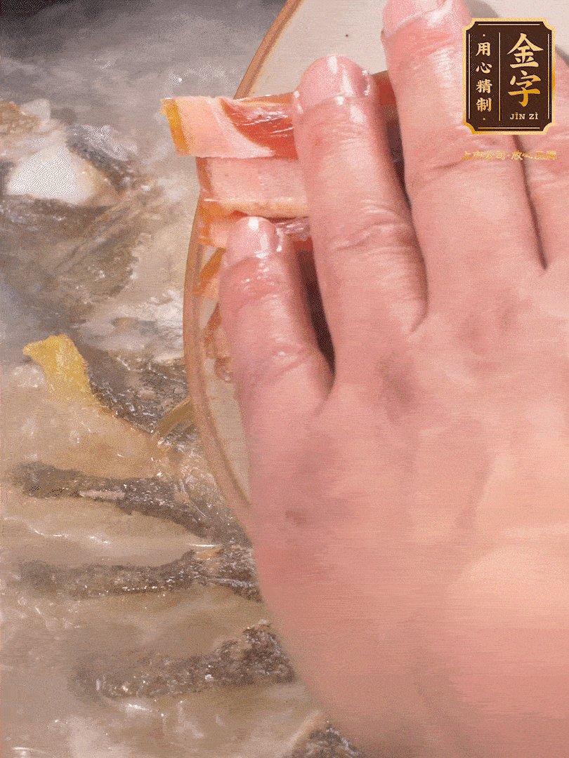 將煎好的魚，倒入三大碗開水。大火煮開后放入1個蔥結(jié)、2片姜片和1勺料酒和火腿片