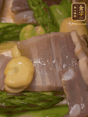 倒入熱水，燉煮10分鐘