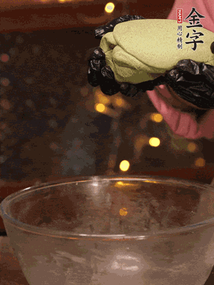 水里放點(diǎn)鹽，燒開后放艾草，一勺小蘇打，撈出浸入涼水，打成艾草泥