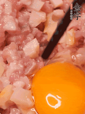 豬肉末、咸肉丁，分次加蔥姜水，一勺糖、一丟白胡椒，春筍丁，打入一個(gè)雞蛋